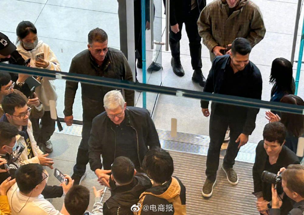 苹果CEO库克现身北京三里屯零售店 众多粉丝合影