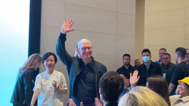 苹果 CEO 库克现身北京三里屯 Apple Store 零售店