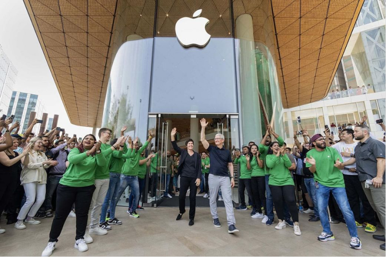 苹果稳了：iPhone还在热卖，大笔现金回购，没有计划裁员