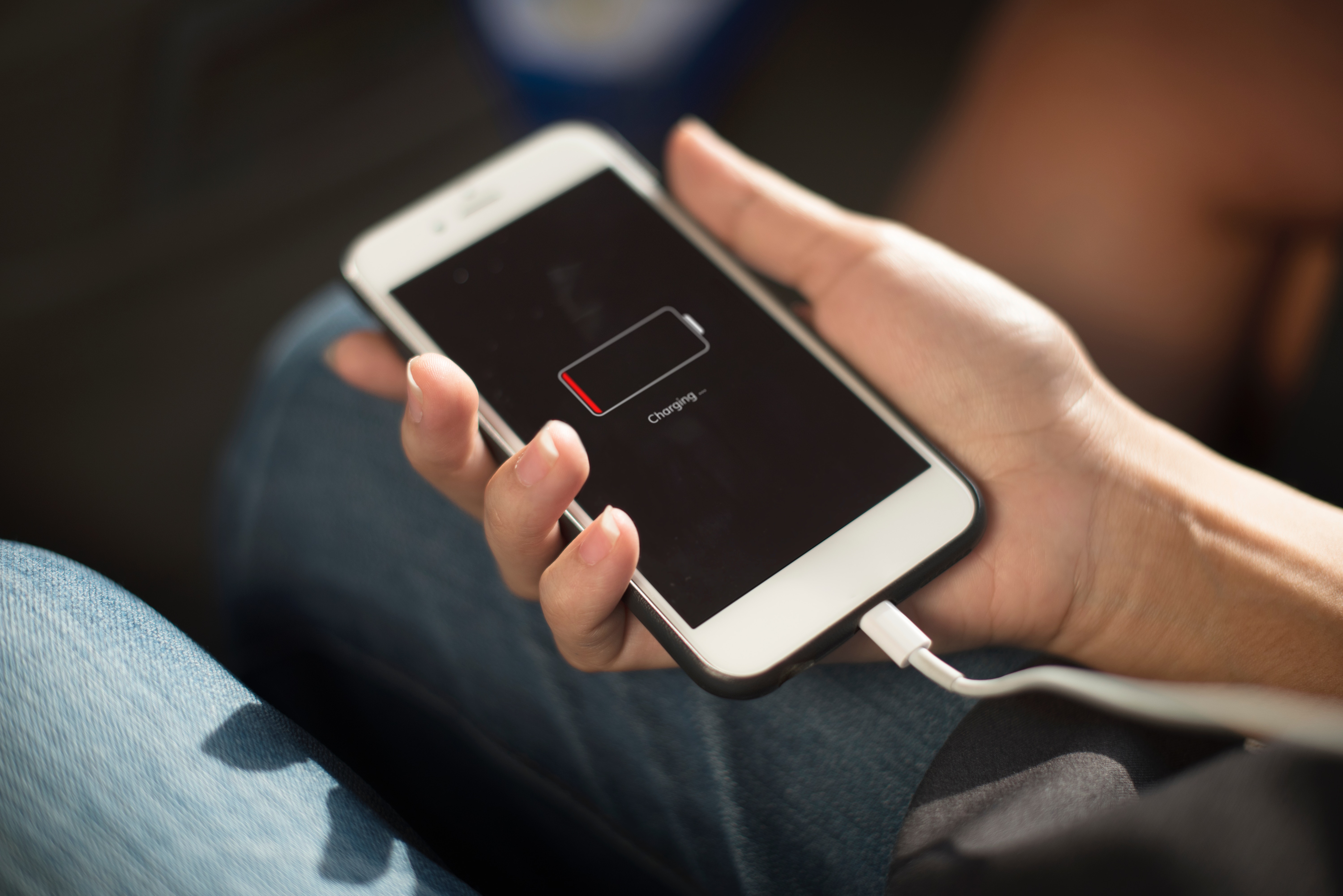iPhone 首次充电需要多久？充电充不满和充电过量哪个伤害更大?